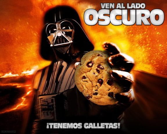 Imagen de Darth Vader de StarWars con una galleta: Ven al lado oscuro, ¡tenemos galletas!