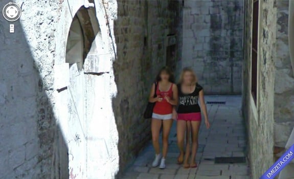 Google Street View: Chica tres piernas