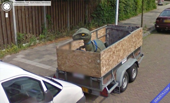 Google Street View: Dinosaurio en camion