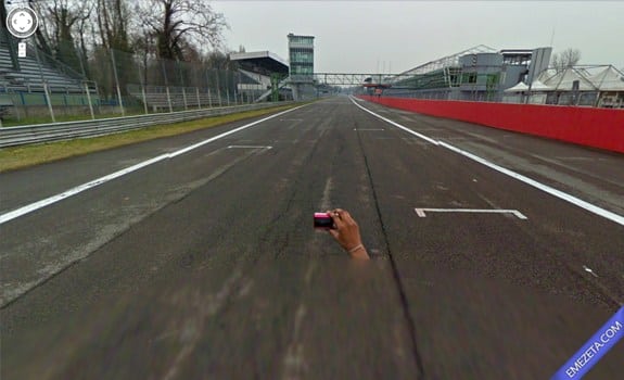 Google Street View: La mano que sacaba foto