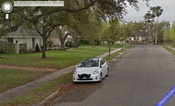 Google Street View: Moustache car